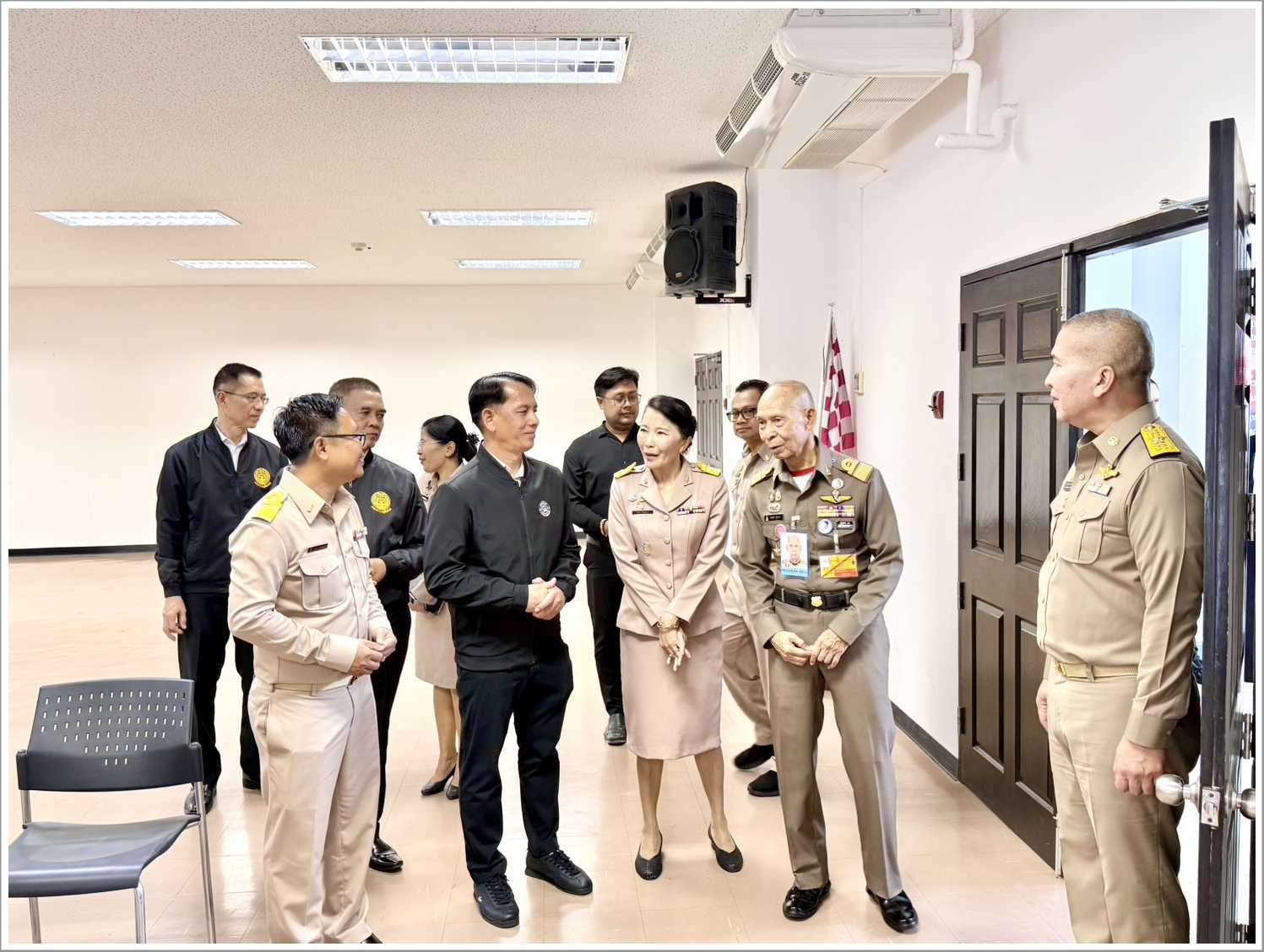 พลอากาศเอก สมคิด สุขบาง กรมวังผู้ใหญ่ประจำพระองค์ สมเด็จพระเจ้าลูกเธอเจ้าฟ้าพัชรกิติยาภา นเรนทิราเทพยวดี กรมหลวงราชสาริณีสิริพัชร มหาวัชรราชธิดา และรองประธานคณะกรรมการกองทุนกำลังใจฯ ตรวจเยี่ยม